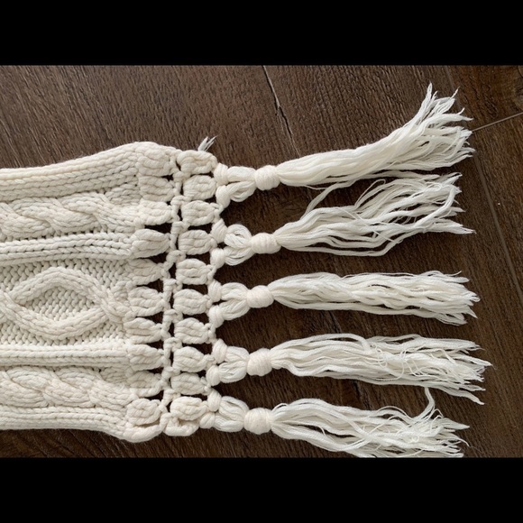 Elegant Cream Cable Knit Scarf - Picture 5 of 6